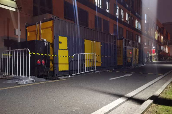 市北柴油发电机组的输出电压是如何调节的?